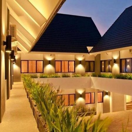 Maesa Hotel Ponorogo Exterior photo
