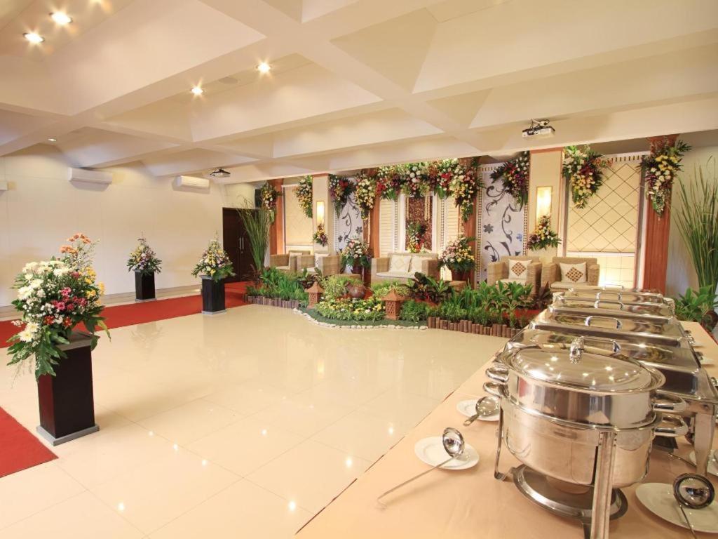 Maesa Hotel Ponorogo Exterior photo