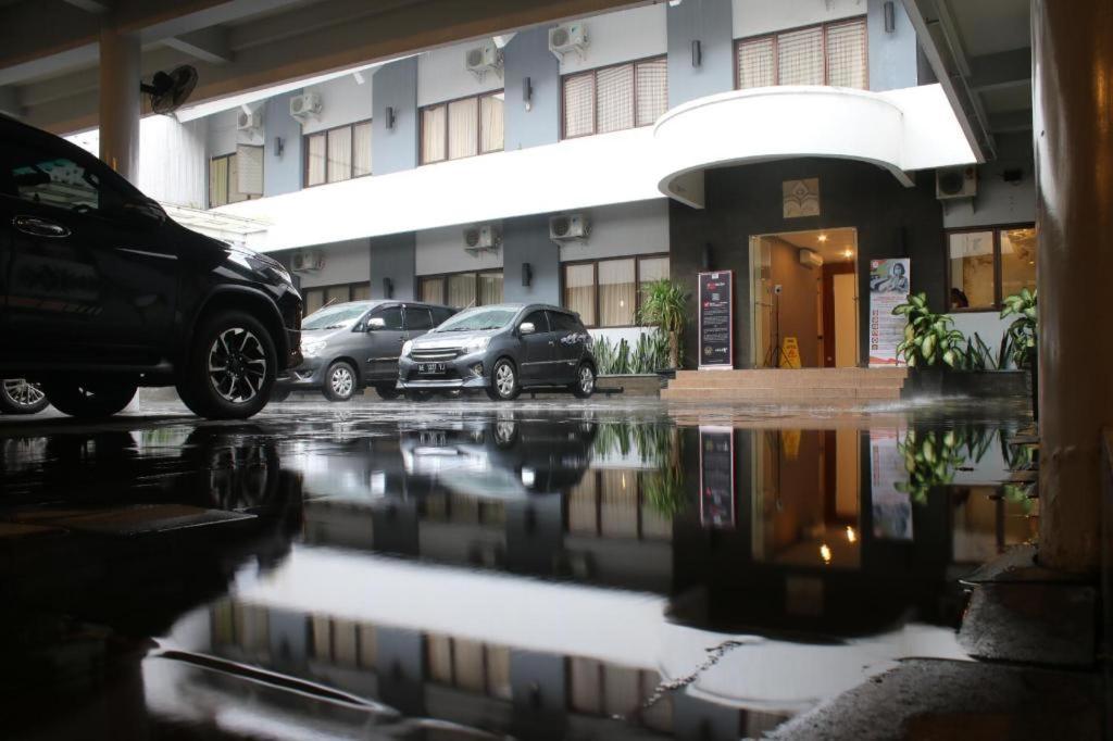 Maesa Hotel Ponorogo Exterior photo