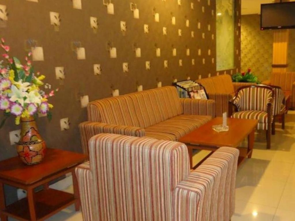 Maesa Hotel Ponorogo Exterior photo