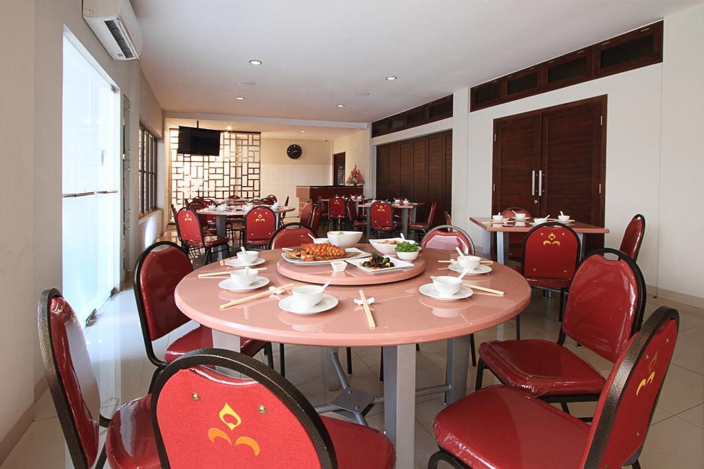 Maesa Hotel Ponorogo Exterior photo
