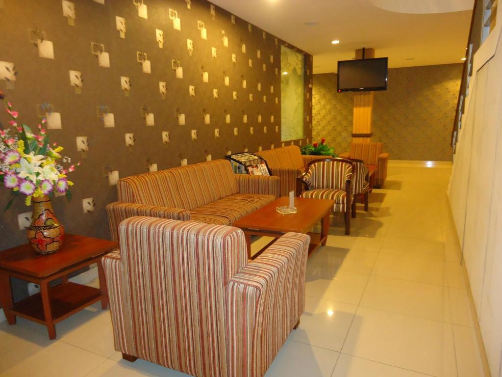 Maesa Hotel Ponorogo Exterior photo