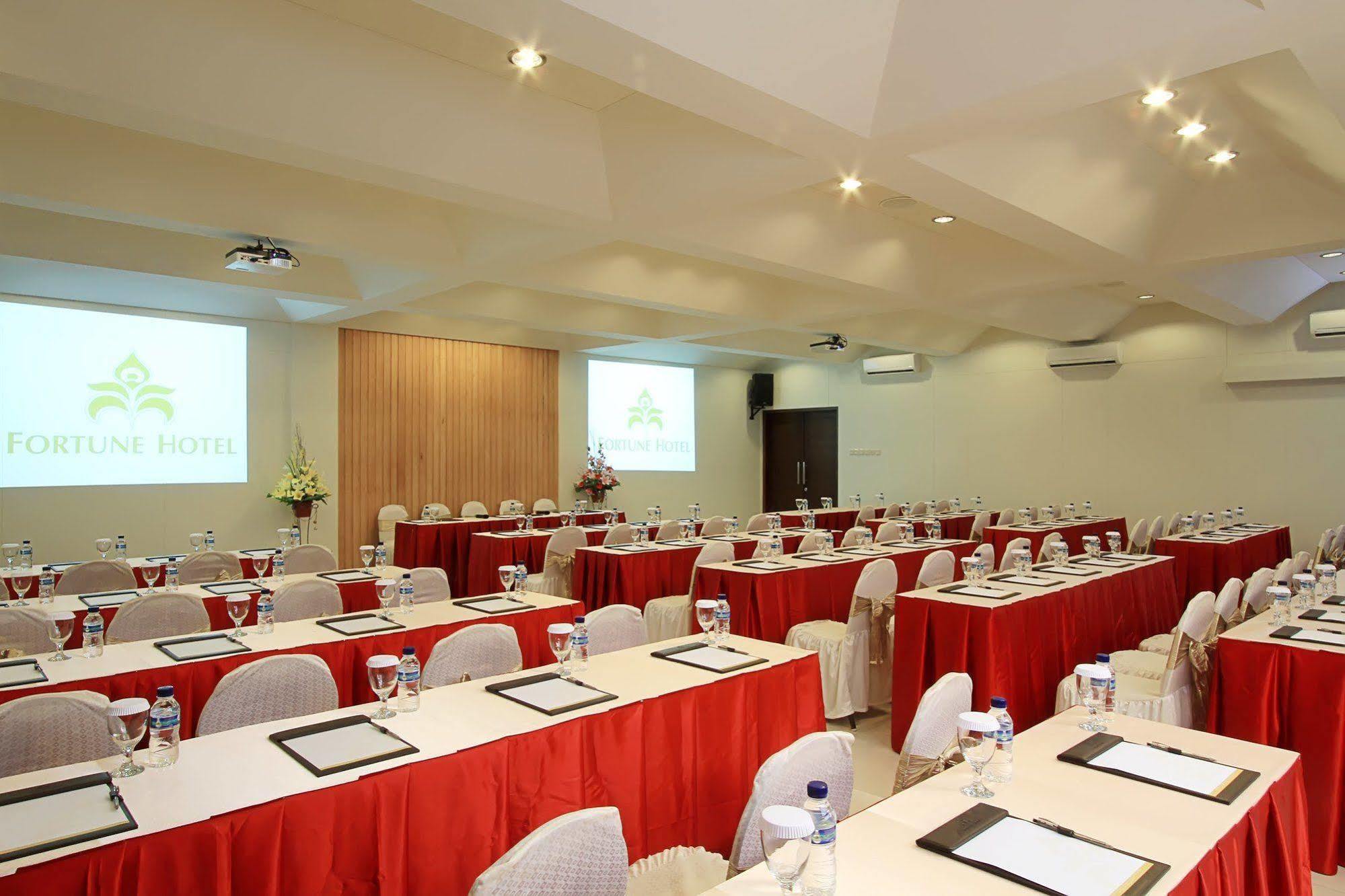 Maesa Hotel Ponorogo Exterior photo